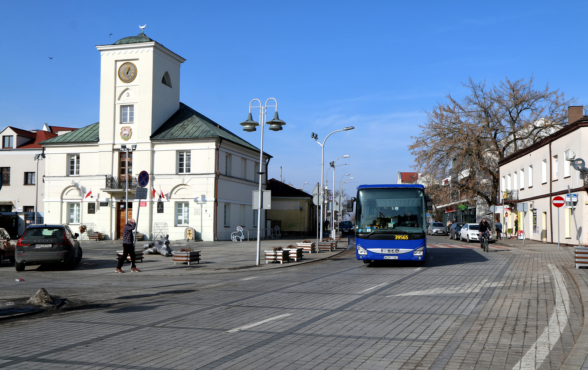 Autobus L na tle ratusza w Piasecznie