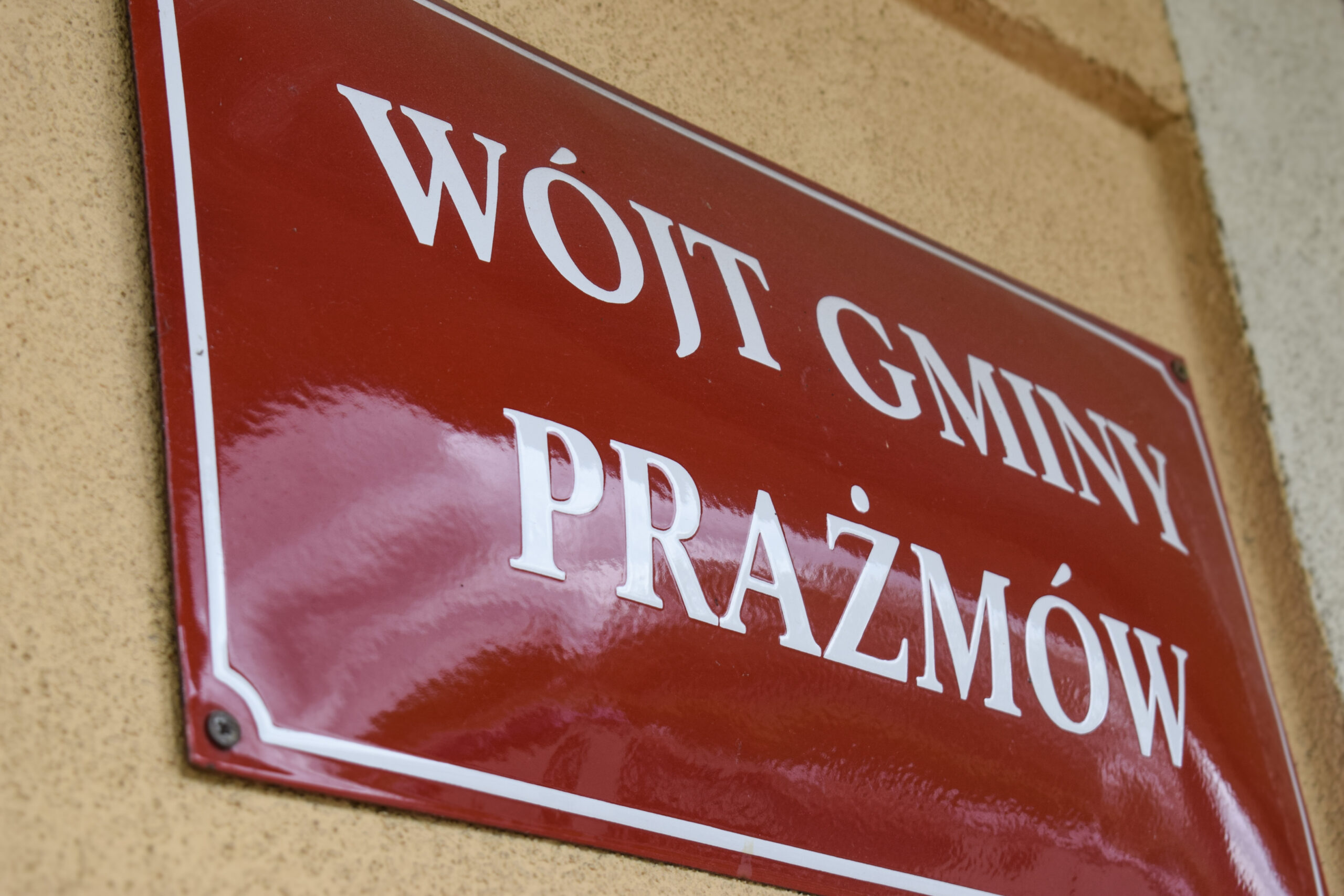 tabliczka z napisem wójt gminy prażmów