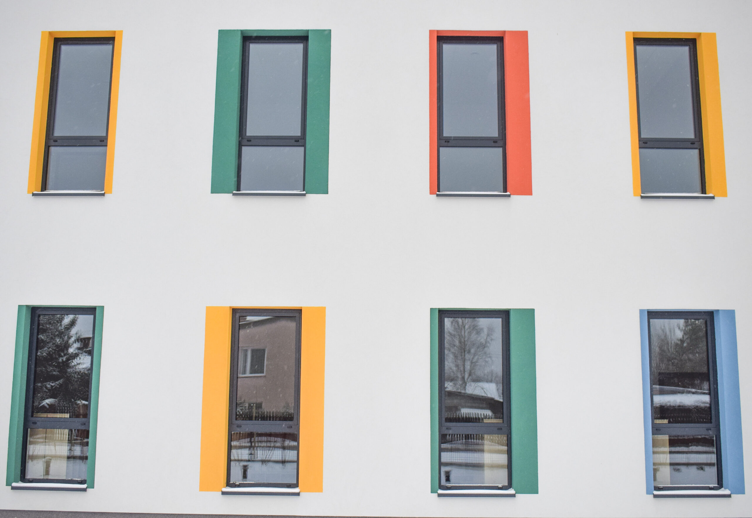 ściana z kolorowymi oknami przedszkola w Jaroszowej Woli