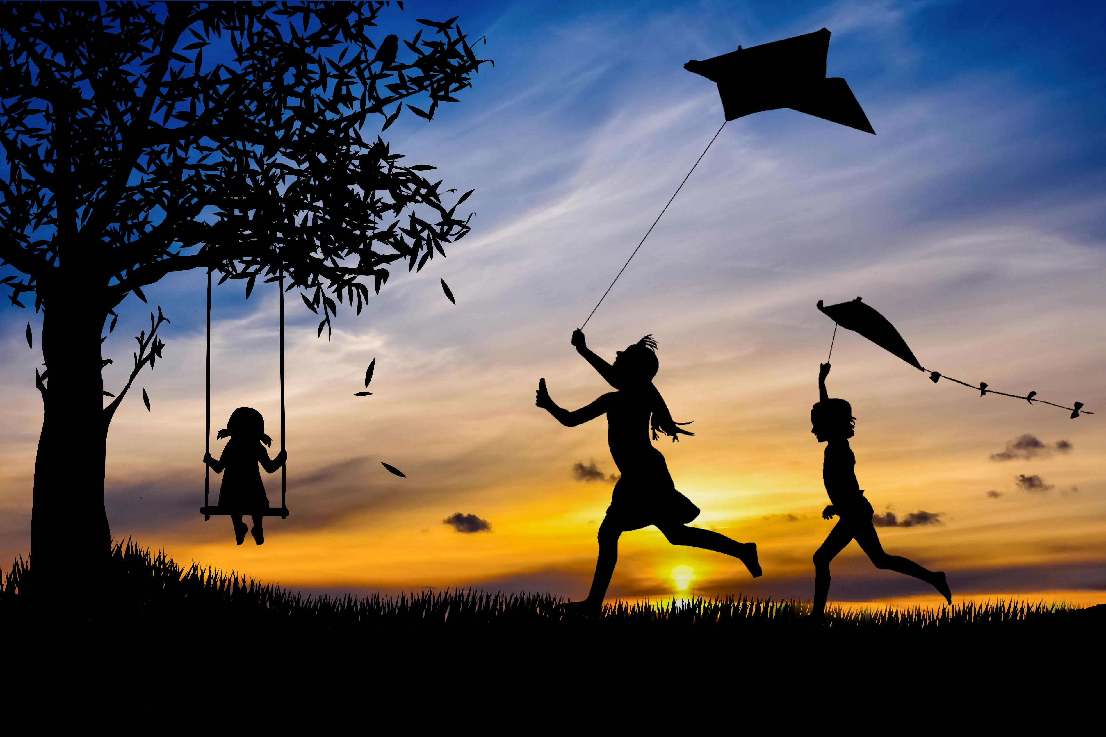 dzieci biegające z latawcami